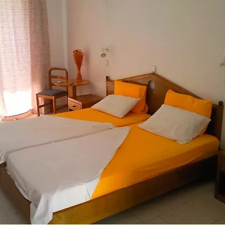 Room In Studio - Rock Garden Apartments By The Beach