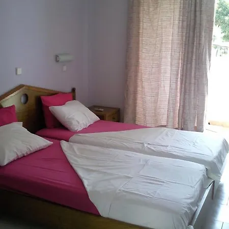 Room In Studio - Rock Garden Apartments By The Beach Guest house